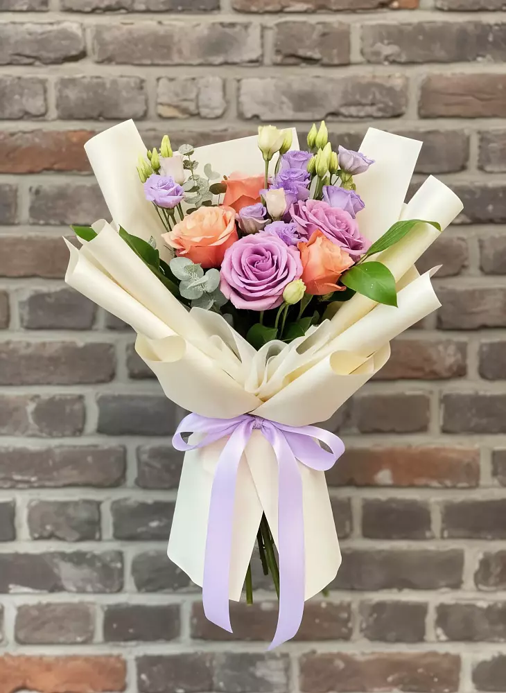 Букет цветов из: Лизиантусы и Розы в Северном Оренбургской области