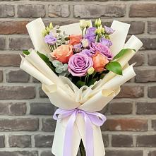 Букет цветов из:  Лизиантусы и Розы в Северном Оренбургской области