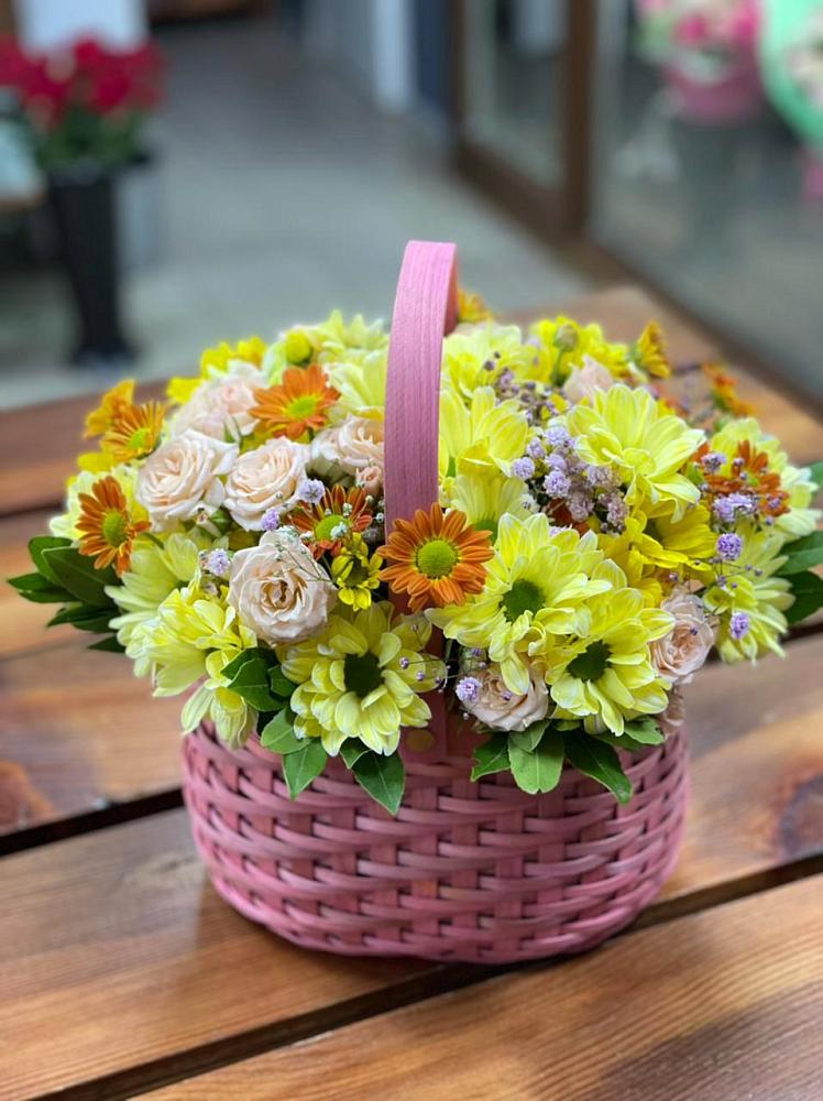 Цветочная композиция из Хризантемы и Розы в корзине в Северном Оренбургской области