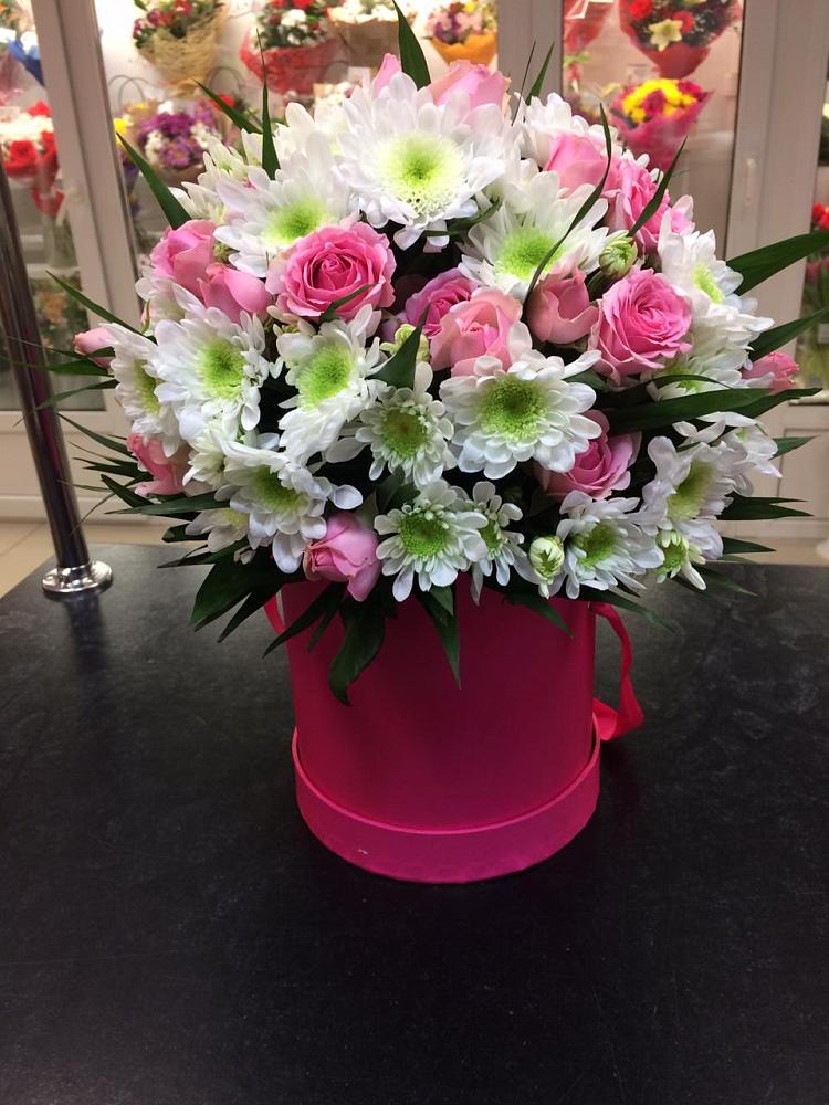 Цветочная композиция из Розы и Хризантемы в шляпной коробке в Северном Оренбургской области